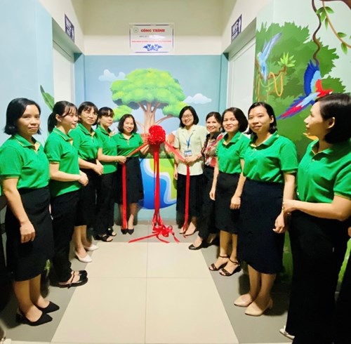 Trường tiểu học Lý Thường Kiệt gắn biển công trình: Nhà vệ sinh thân thiện, một việc làm thiết thực kỷ niệm Quận Long Biên 20 năm thành lập.
