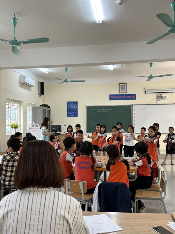 chuyên đề cấp trường môn Hoạt động trải nghiệm với bài “Lá thư tri ân” - Đào Thị Nhung cùng các em học sinh lớp 3A7