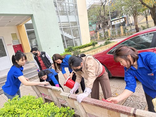 Chi Đoàn trường Tiểu học Ngọc Lâm tổ chức ra quân dọn vệ sinh Chào mừng ngày thành lập Đoàn Thanh niên Cộng sản Hồ Chí Minh