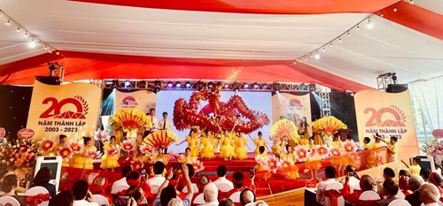 Thầy và trò trường Tiểu học Ngọc Thụy tham gia hội diễn văn nghệ chào mừng ngày hội Đại đoàn kết toàn dân tộc phường Ngọc Thụy, chào mừng 20 năm Ngày thành lập quận Long Biên.