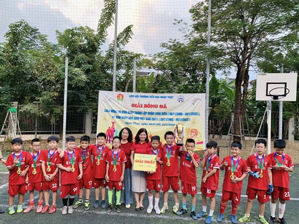Chung kết giải bóng đá nam học sinh lớp 5 chào mừng 20 năm Ngày thành lập quận Long Biên; 41 năm Ngày NGVN 20/11.