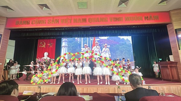Các em học sinh trường Tiểu học Ngọc Thụy tham dự Liên hoan hợp xướng học sinh phổ thông quận Long Biên năm học 2023 - 2024 đạt giải Nhất