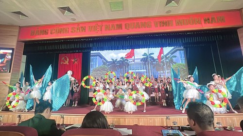 Trường Tiểu học Ngọc Thụy tham dự Liên hoan hợp xướng học sinh phổ thông quận Long Biên năm học 2023 - 2024 đạt giải Nhất