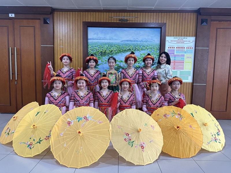 Đội Ca khúc Măng non  Trường Tiểu học Ngọc Thụy tham gia biểu diễn văn nghệ chào mừng hội nghị Tổng kết chủ đề năm 2023 của quận Long Biên
