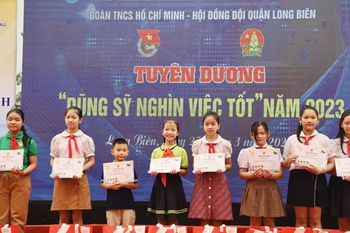 Thiếu nhi Tiểu học Ngọc Thụy tham dự   Ngày hội Nghìn việc tốt   