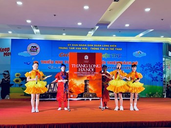 Toàn cảnh tiết mục đạt giải Nhất chung khảo hội thi “ Thiếu nhi tuyên truyền giới thiệu sách hè ” quận Long Biên năm 2023 của các em thiêu nhi Tiểu học Ngọc Thụy.