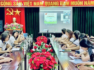 Trường Tiểu học Ngọc Thụy tham dự Lớp Bồi dưỡng chính trị hè quận Long Biên năm 2023.