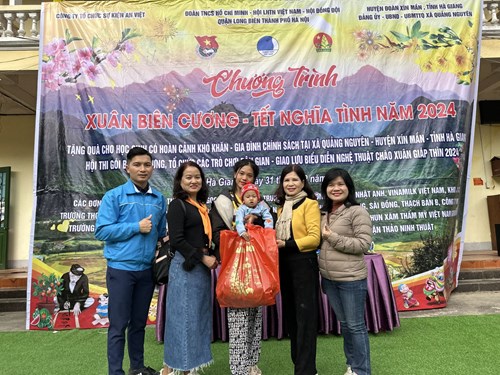 Trường Tiểu học Ngọc Thụy thăm và tặng quà thiếu nhi có hoàn cảnh khó khăn của huyện Xín Mần, tỉnh Hà Giang.