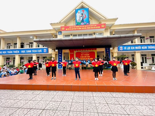 Hoạt động kỷ niệm 50 năm chiến thắng  Hà Nội - Điện Biên Phủ trên không  của thầy và trò trường TH Ngô Gia Tự