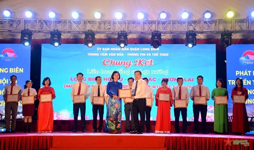 Học sinh trường Tiểu học Ngô Gia Tự - Phường Đức Giang hân hoan chào mừng kỉ niệm 20 năm thành lập Quận Long Biên 