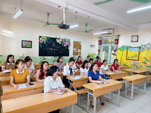 Giáo viên trường Tiểu học Ngô Gia Tự tham gia tập huấn Sách giáo khoa lớp 4 - Môn Lịch sử và Địa lý, Tiếng Việt.