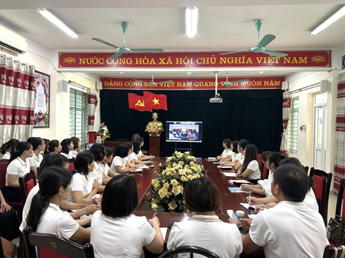 Trường Tiểu học Ngô Gia Tự tham gia lớp bồi dưỡng chính trị hè cho đội ngũ cán bộ quản lý giáo dục và giáo viên các trường học trên địa bàn quận Long Biên