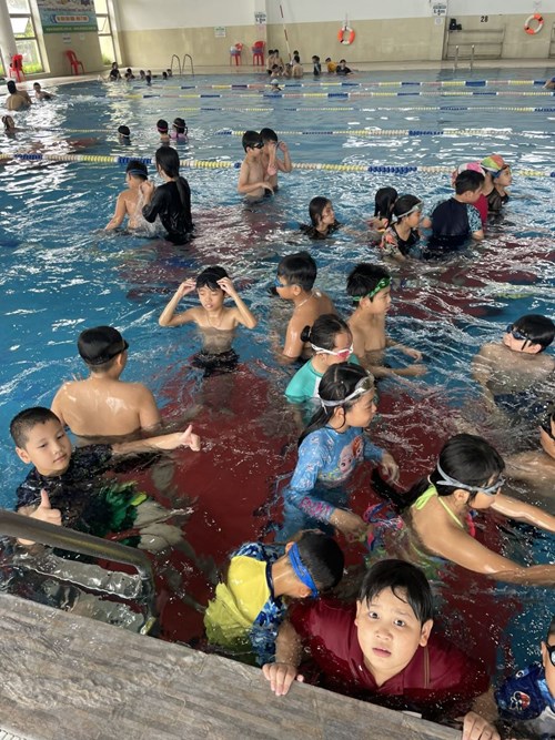 Học sinh trường Tiểu học Nguyễn Bỉnh Khiêm tham gia lớp bơi của trung tâm Văn hóa - Thông tin và Thể thao quận Long Biên