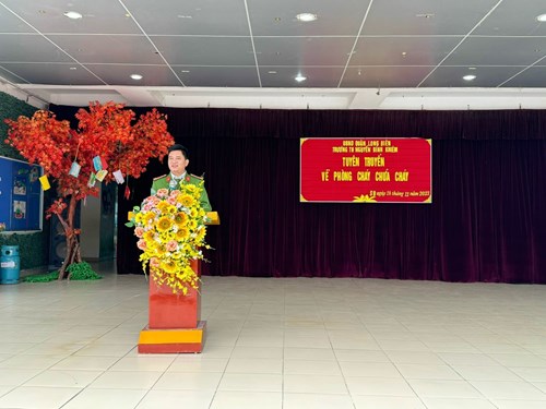 Trường Tiểu học Nguyễn Bỉnh Khiêm phối hợp với Đội Cảnh sát PCCC công an quận Long Biên tuyên truyền về Phòng cháy, chữa cháy và kỹ năng thoát hiểm