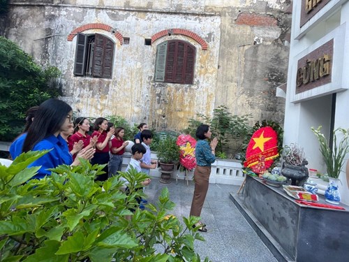 Trường Tiểu học Nguyễn Bỉnh Khiêm làm lễ dâng hương tại Đài tưởng niệm Anh hùng Liệt sĩ phường Sài Đồng