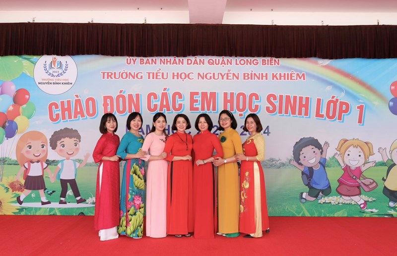 Niềm vui ngày đầu tiên đến trường của học sinh lớp 1 trường  Tiểu học Nguyễn Bỉnh Khiêm (Năm học 2023-2024)