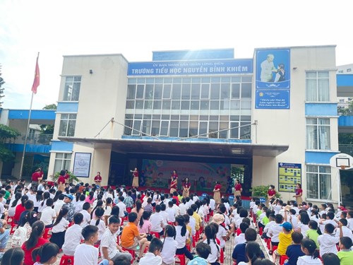 Học sinh khối 2 - khối 5 trường Tiểu học Nguyễn Bỉnh Khiêm hân hoan trong buổi tựu trường