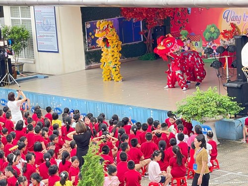 Hoạt động trải nghiệm “Vầng Trăng yêu thương” của Học sinh Trường Tiểu học Nguyễn Bỉnh Khiêm