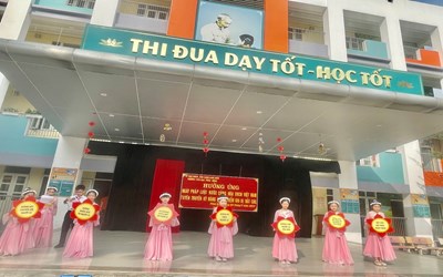 Trường Tiểu học Phúc Đồng tổ chức sinh hoạt dưới cờ tuần 10 Hưởng ứng ngày pháp luật nước cộng hòa XHCN Việt Nam 9/11 - Tuyên truyền kỹ năng thoát hiểm khi bị bắt cóc.