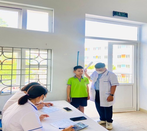 Trường Tiểu học Phúc Đồng tổ chức khám sức khỏe định kỳ cho học sinh toàn trường năm học 2023 - 2024