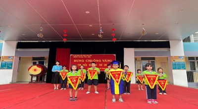 Trường Tiểu học Phúc Đồng tổ chức sinh hoạt dưới cờ tuần 9 Tìm hiểu về Luật trẻ em.
