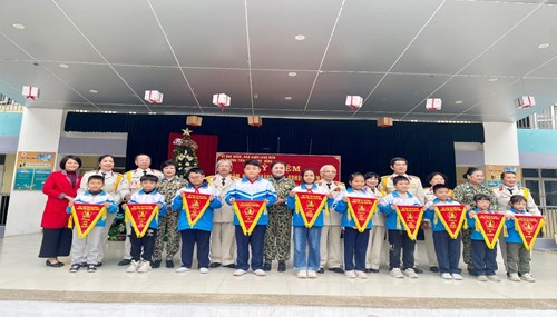 Trường Tiểu học Phúc Đồng tổ chức sinh hoạt dưới cờ tuần 16 Kỷ niệm 79 năm ngày thành lập QĐND Việt Nam  (22/12/1944 - 22/12/2023)