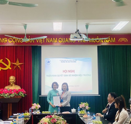 Đồng chí Phan Thị Xuân Thu nhận Quyết định bổ nhiệm  giữ cương vị Hiệu trưởng trường Tiểu học Phúc Đồng 