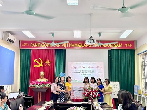 Trường Tiểu học Phúc Đồng long trọng tổ chức chia tay đồng chí Nguyễn Thị Thu Phó bí thư Chi bộ - Phó hiệu trưởng nhà trường chuyển công tác.