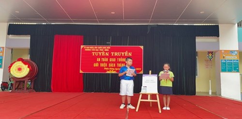 Trường Tiểu học Phúc Đồng tổ chức sinh hoạt dưới cờ tuần 3 Tuyên truyền ATGT – Giới thiệu sách tháng 9.