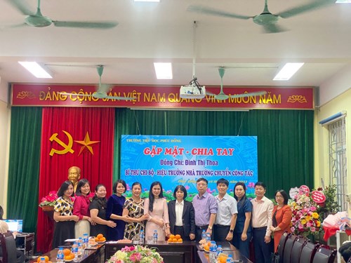 Trường Tiểu học Phúc Đồng long trọng tổ chức chia tay đồng chí Đinh Thị Thoa  Bí thư Chi bộ - Hiệu trưởng nhà trường chuyển công tác