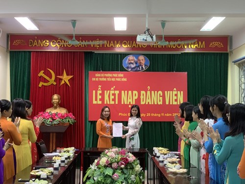 Lễ kết nạp quần chúng Phạm Thu Trang vào đảng 