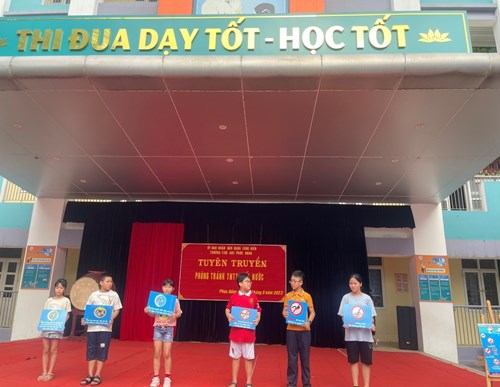 Trường Tiểu học Phúc Đồng tổ chức sinh hoạt dưới cờ tuần 36 Tuyên truyền phòng tránh Đuối nước.