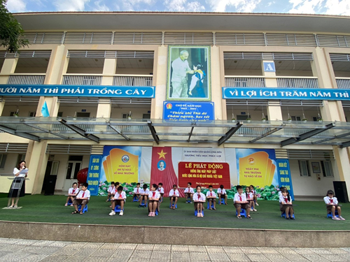 Học sinh trường Tiểu học Phúc Lợi sinh hoạt dưới cờ  Hưởng ứng Ngày pháp luật Nước Cộng hoà Xã hội Chủ nghĩa Việt Nam 