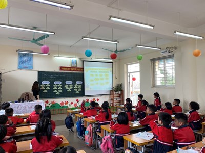 Giáo viên tổ chuyên môn Khối 2 - Trường Tiểu học Phúc Lợi thực hiện thành công chuyên đề Tiếng Việt 2.