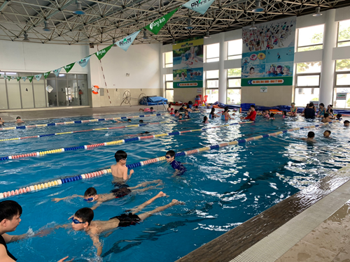 Học sinh Tiểu học Phúc Lợi tham gia Chương trình phổ cập bơi, phòng trành đuối nước năm học 2022 – 2023.