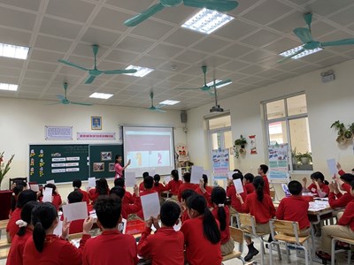 Cô giáo Hoàng Mai Phương tham dự hội thi Giáo viên giỏi cấp thành phố môn Tiếng anh