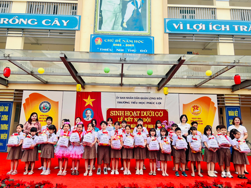 Sinh hoạt dưới cờ kỉ niệm 92 năm Ngày thành lập Đoàn TNCS Hồ Chí Minh - Lễ kết nạp Đội viên khối 3