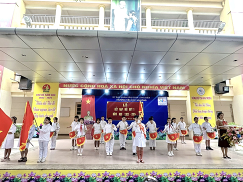 Lễ kết nạp đội viên trường Tiểu học Sài Đồng