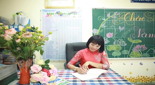Tấm gương “Nhà giáo tâm huyết sáng tạo”  Quận long biên năm học 2022- 2023 Cô giáo Dương Hải Oanh
