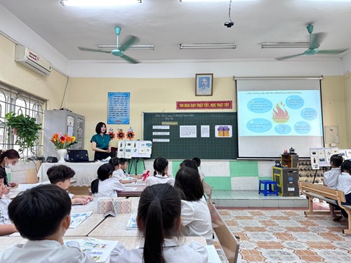 Giáo viên khối 1 trường Tiểu học Thạch Bàn A tích cực sáng tạo thực hiện các chuyên đề đổi mới phương pháp dạy học
