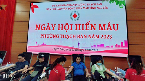 Cán bộ, giáo viên, nhân viên trường Tiểu học Thạch Bàn A tích cực tham gia phong trào hiến máu tình nguyện năm 2023 của phường Thạch Bàn