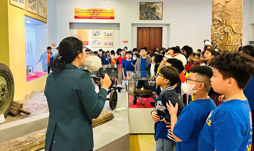Trường Tiểu học Thạch Bàn B tổ chức tham quan ngoại khóa đợt 1 cho học sinh.