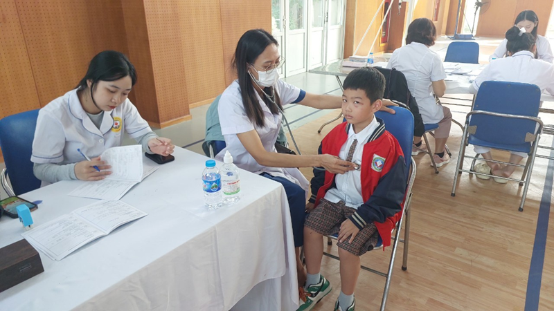 Trường Tiểu học Thạch Bàn B tổ chức khám sức khỏe định kỳ học sinh năm học 2023 - 2024