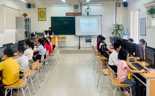 Học sinh trường Tiểu học Thạch Bàn B tham gia Hội thi Trạng Nguyên Tiếng Việt kì thi Hương vòng 17 cấp Quận năm học 2022-2023.