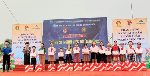 Thiếu nhi Liên đội Tiểu học Thạch Bàn B tham gia Ngày hội “Thiếu nhi nghìn việc tốt” và diễn đàn trẻ em năm 2023.