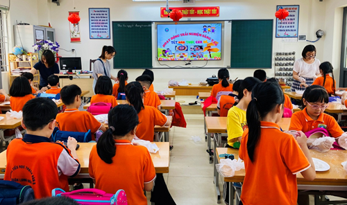 Hoạt động trải nghiệm nhân dịp Tết Hàn thực của học sinh trường Tiểu học Thạch Bàn B