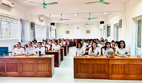 Cán bộ giáo viên trường Tiểu học Thạch Bàn B tham gia lớp Bồi dưỡng chính trị hè cho đội ngũ cán bộ quản lý giáo dục và giáo viên các trường học trên địa bàn quận Long Biên năm 2023.