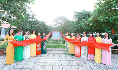 Công đoàn trường Tiểu học Thạch Bàn B khánh thành công trình “Vườn hoa tuổi trẻ” chào mừng kỷ niệm 20 năm Ngày thành lập quận Long Biên (06/11/2003- 06/11/2023)
