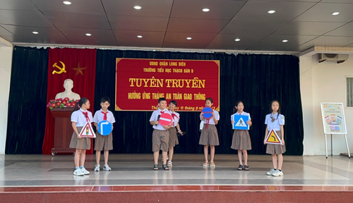  Trường Tiểu học Thạch Bàn B tổ chức tuyên truyền hưởng ứng tháng ATGT