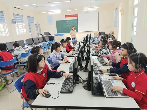 Học sinh tham gia dự thi olympic tiếng anh trên internet (ioe) cấp trường.